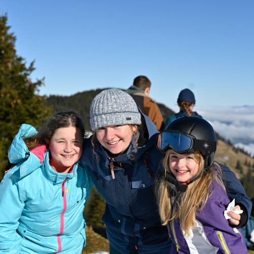 <img alt="" src="/images/c/a/f/2/b/caf2b1c0c6f981b502bb17402ae8613f4389adbb-schneetag2024-15-von-43.jpg?alt" />